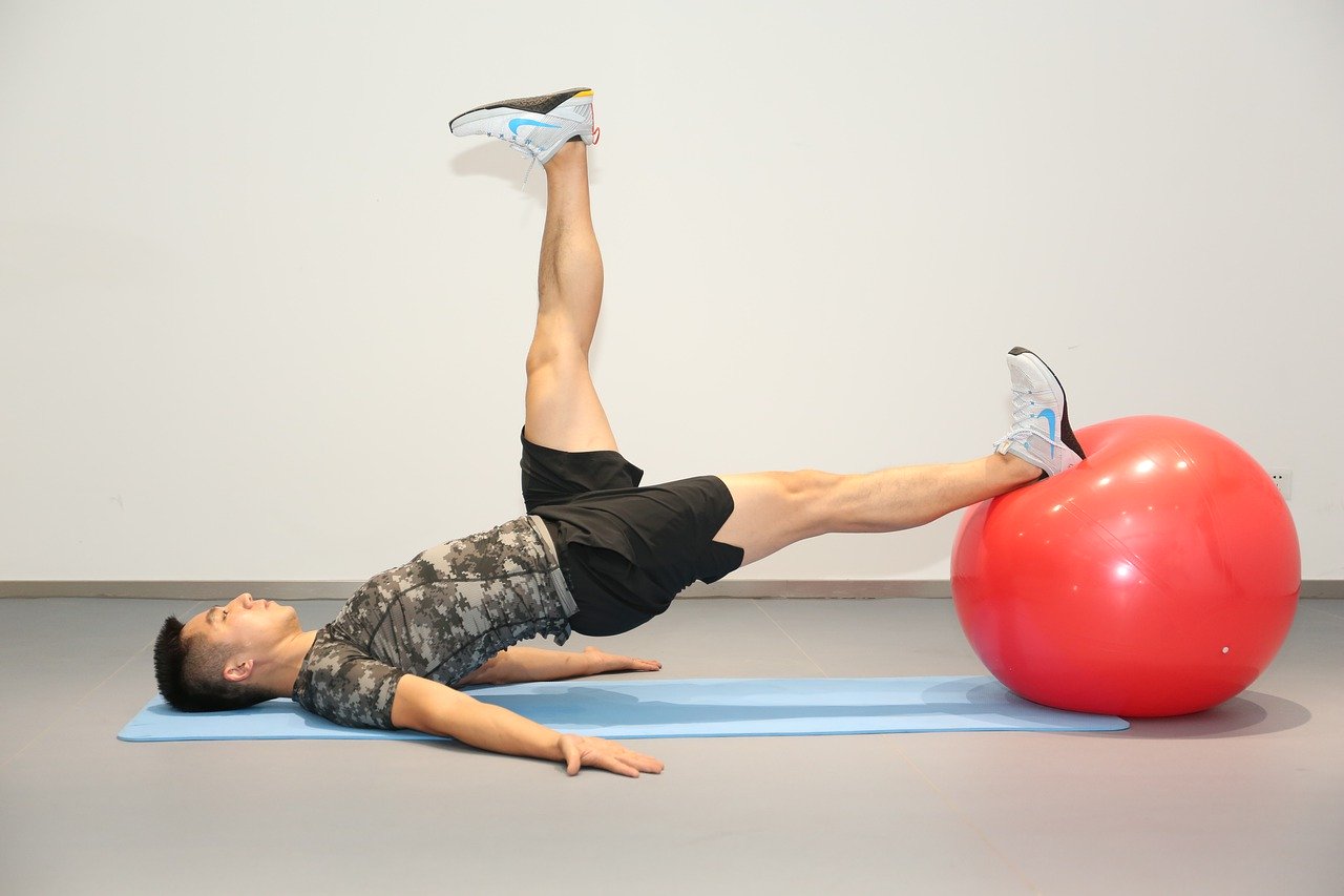 4 exercices à réaliser avec un swiss ball pour un corps ferme et tonique