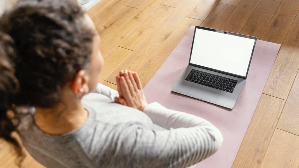 Débuter le Yoga en ligne seule : bonne ou mauvaise idée ?