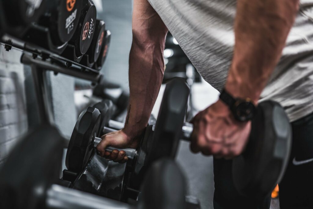 Booster sa confiance en soi au travail grâce au sport