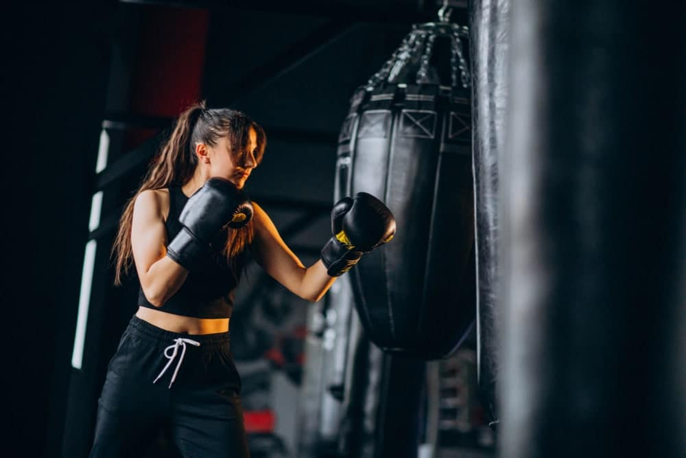 boxer sur un sac de frappe