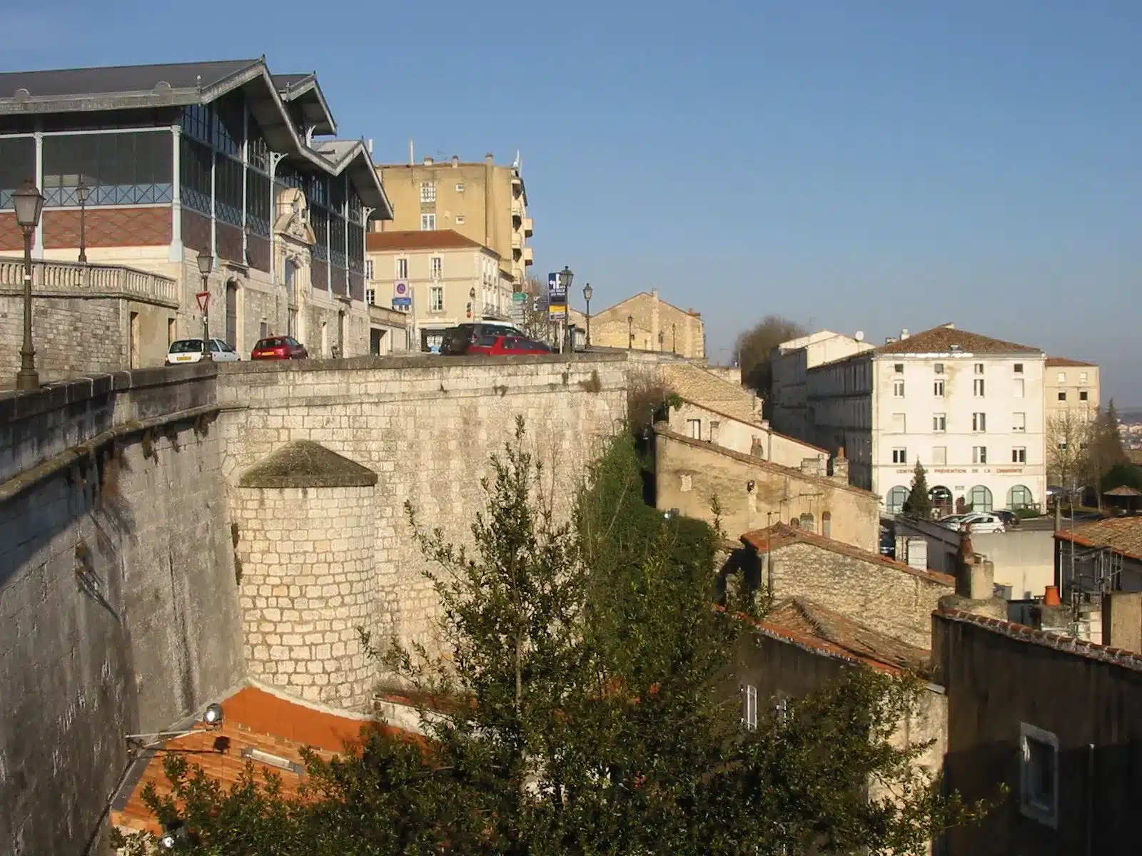 Marché couvert à Angoulême en Charente