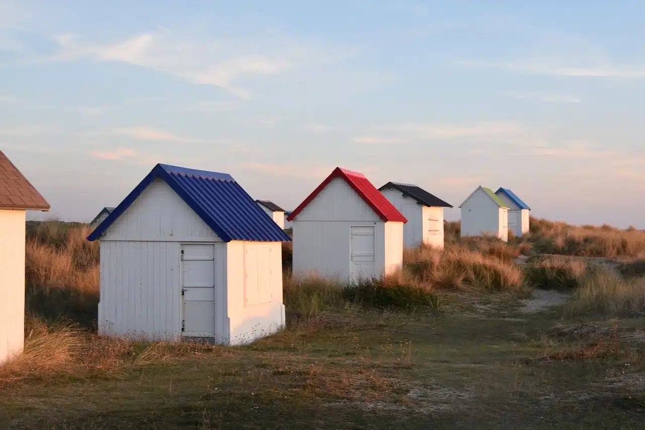 Cabanes de plage à Gouville-Sur-Mer dans la Manche